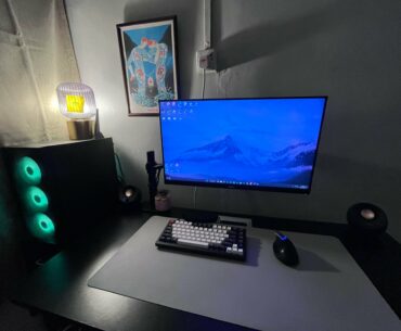 Hi, any suggestion on things or decors i can add on my table or wall above the monitor? Thanks!