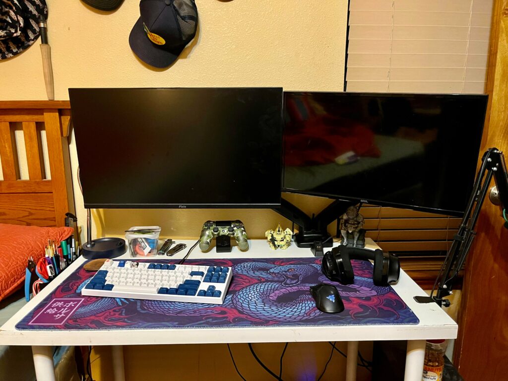 Desk stayed clean just long enough for me to get a picture.