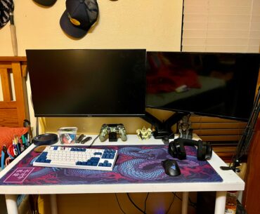 Desk stayed clean just long enough for me to get a picture.