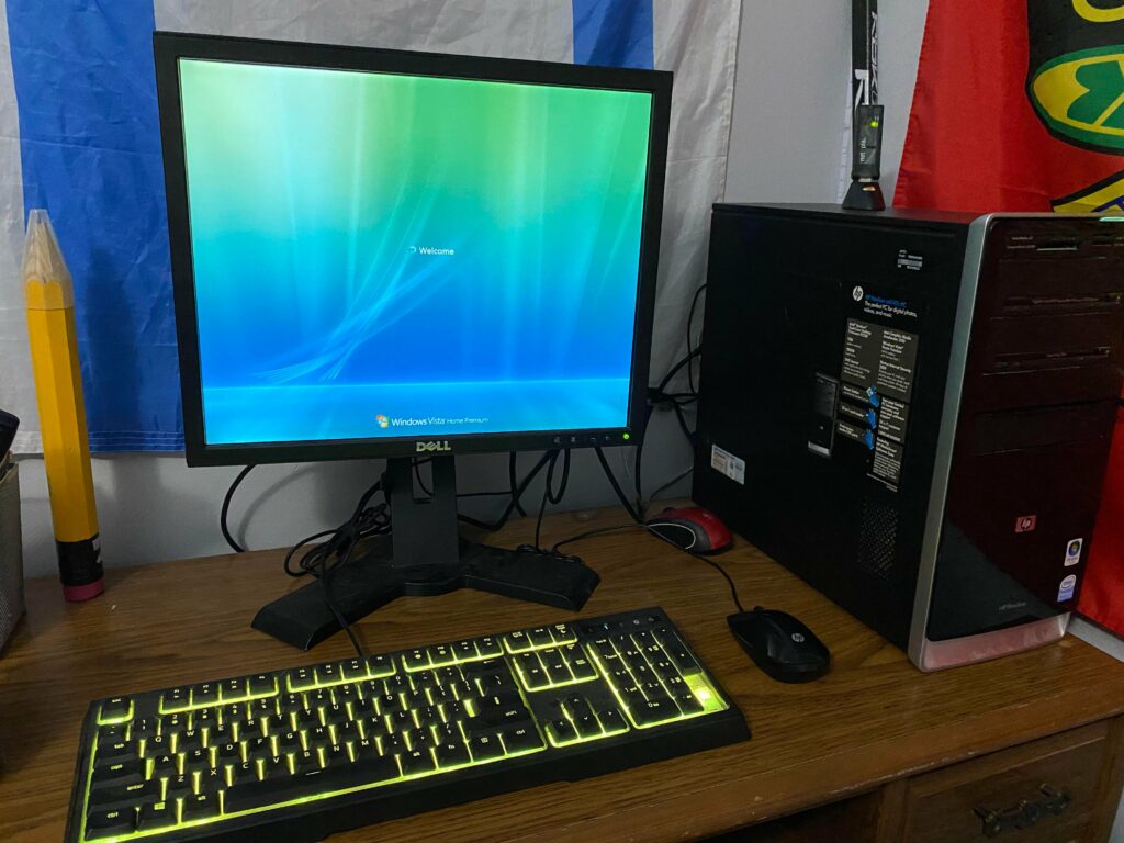 bro got windows vista on the gamer pc 😭😭