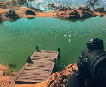 Is anyone getting this weird artifacts on water? They kinda look like waterdrops when moving the camera