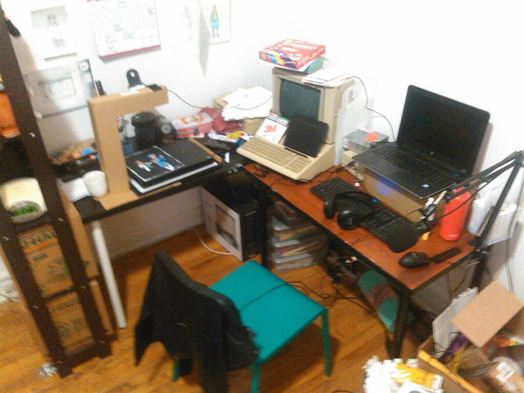 A shitty picture of my shitty battle station.