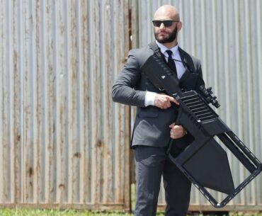 An officer of the Brazilian Federal Police wielding a drone jammer during the presidential inauguration (01/01/2023)