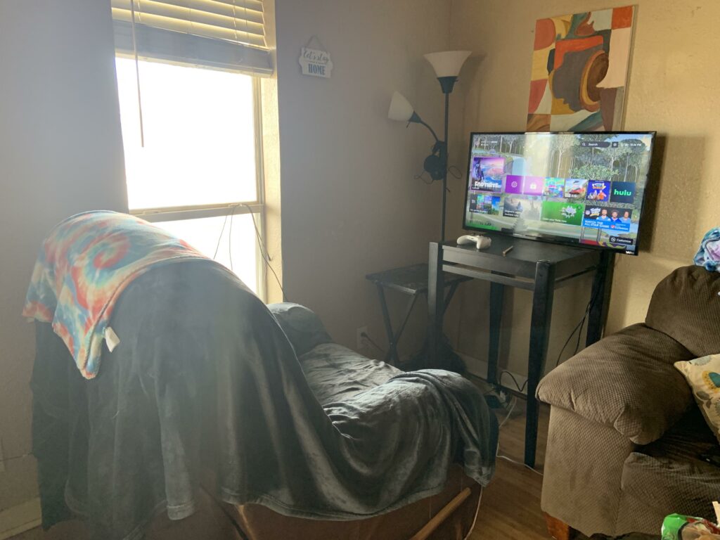 My gf’s gaming corner. Complete with a free TV with no legs or mount, a lamp serving as a headset stand, and a 10 year old lazy boy. It’s literally perfect