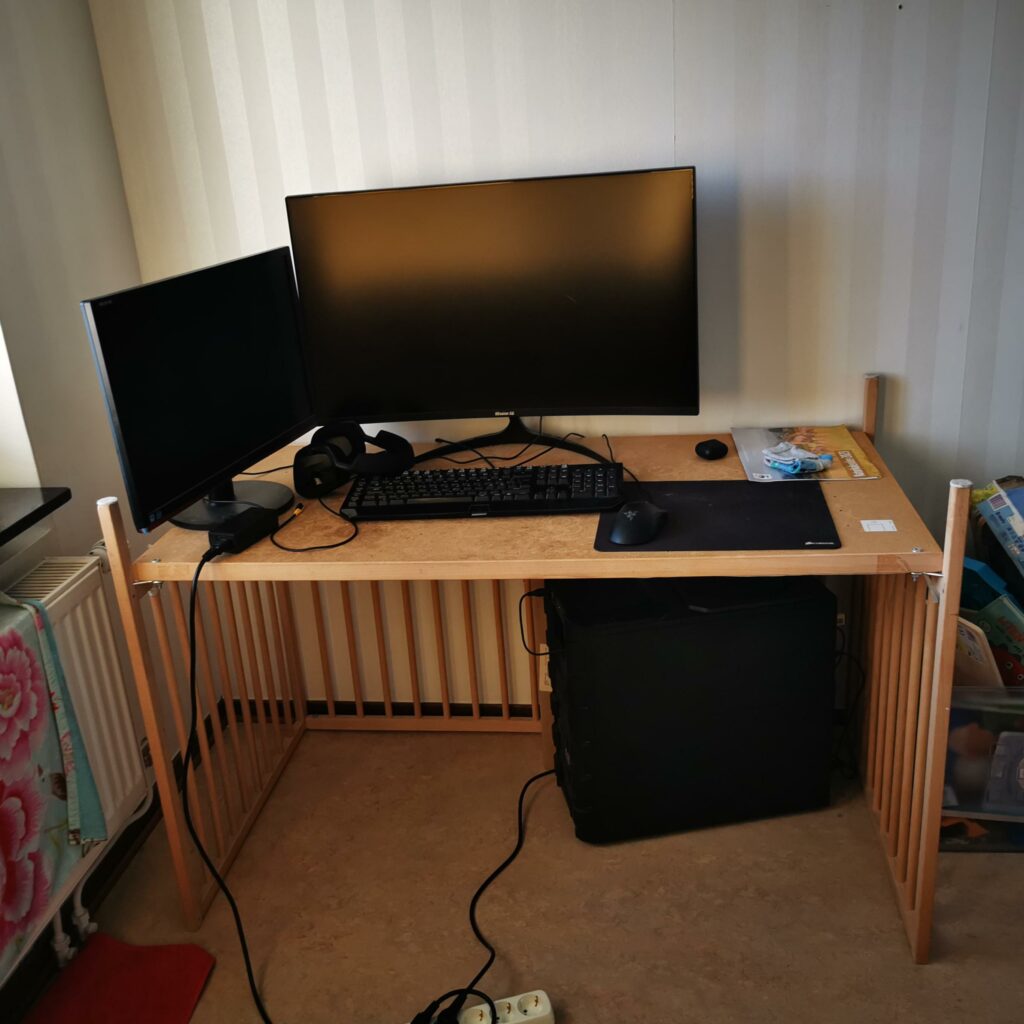 Yes that is a crib turned up side down.