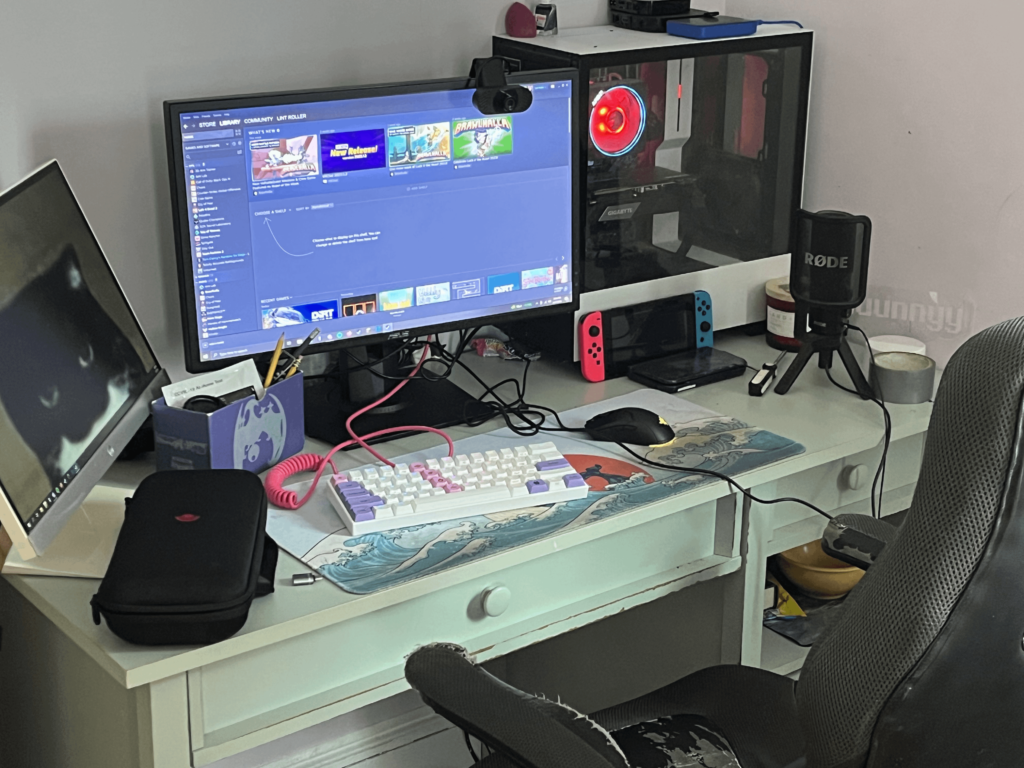 Funky lil' Handheld filled shitpost-esque setup