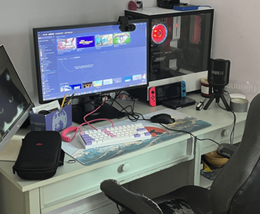 Funky lil' Handheld filled shitpost-esque setup