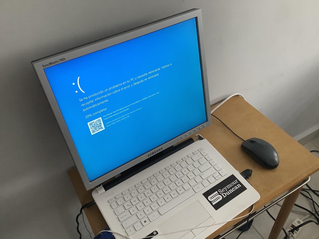 My setup in early 2020, that's my old 14-Bw0xx HP after my dad kicked it and wrecked it badly, it shortly died after a few months.