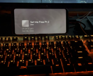 Cant afford fancy KB’s with screen so Using an old samsung s8 as extended display with wallpaper engine media visualizer