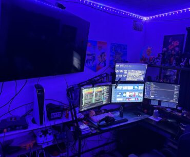 when i set up the fourth monitor my buddy told me to put it in battlestations, but 1: i couldn’t be bothered with cable management and 2: this is as organized as i can get