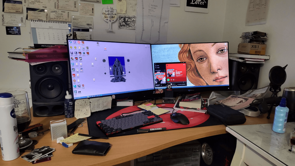 Its a very functional Desk arrangement if nothing else