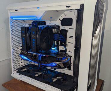 Now that I have my long-awaited 90° 12VHPWR adapter, my build is officially complete!