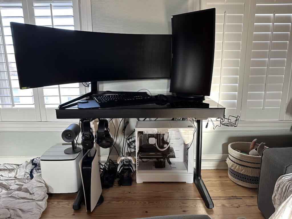 Studio apartment battlestation