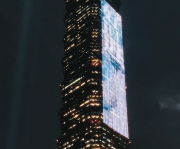 Huge "Holographic" display on the face of Taipei 101