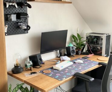 Unfinished Battlestation ->I need advice what to put between monitor and first shelf.