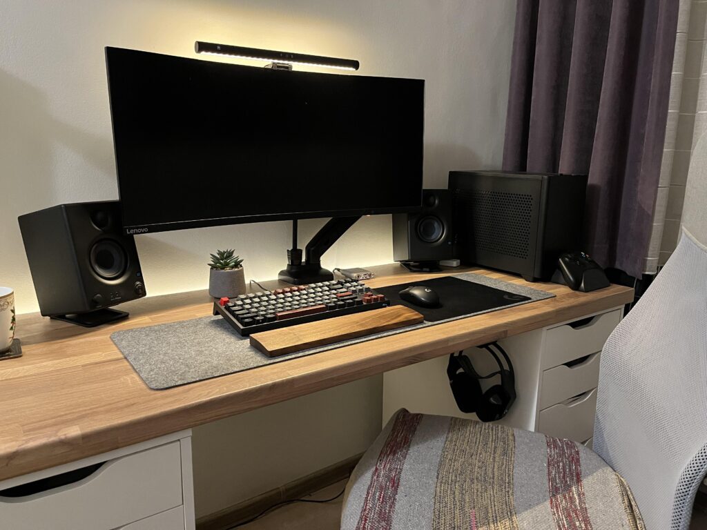 My little cozy *ss setup. Yo cable management is no joke but I think I got it right.