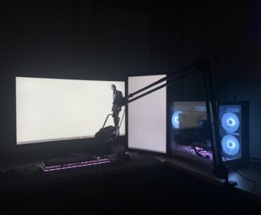 Been slowly upgrading this setup this past year, with my new case I can finally call it complete.