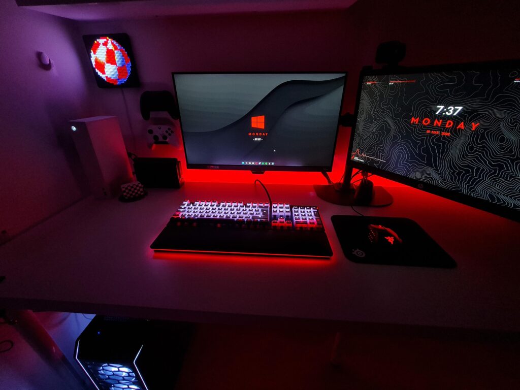 Loving my setup! Considering rearranging the monitors into a vertical stacked layout 🤔