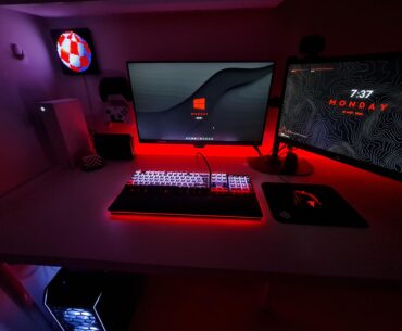 Loving my setup! Considering rearranging the monitors into a vertical stacked layout 🤔