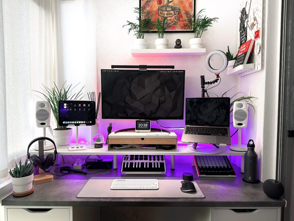 Setup for website design and music production – next to the ocean in Portugal 🇵🇹 Setup for website design and music production - next to the ocean in Portugal 🇵🇹