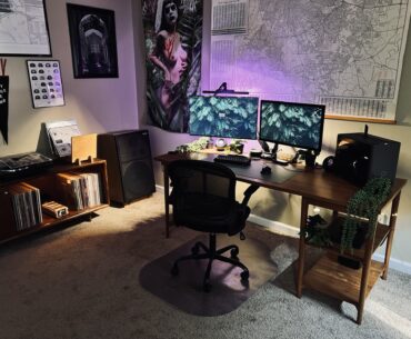 Got a new desk, love how cozy it feels now