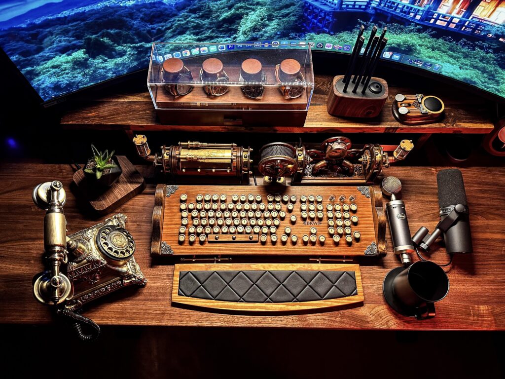 Here’s the keyboard with other accessories