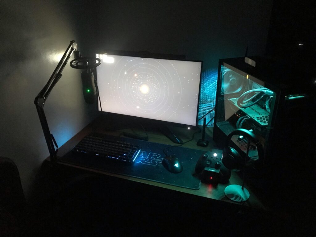 I moved houses so i changed up my setup a bit got a new keyboard and mic