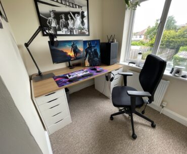 We like it clean and simple with a big tidy workspace