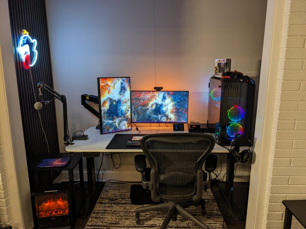 I transformed my closet into my battlestation.