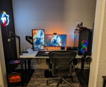 I transformed my closet into my battlestation.