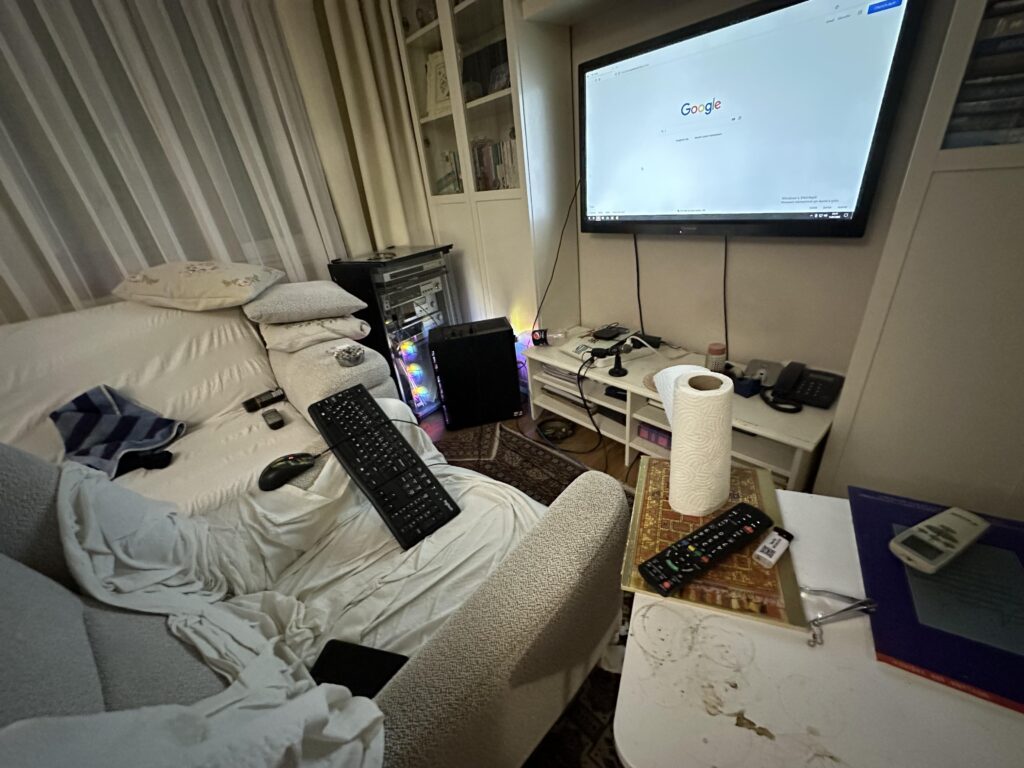 Today I Visited My Friend’s House and Saw His Battlestation (He will read your advices)