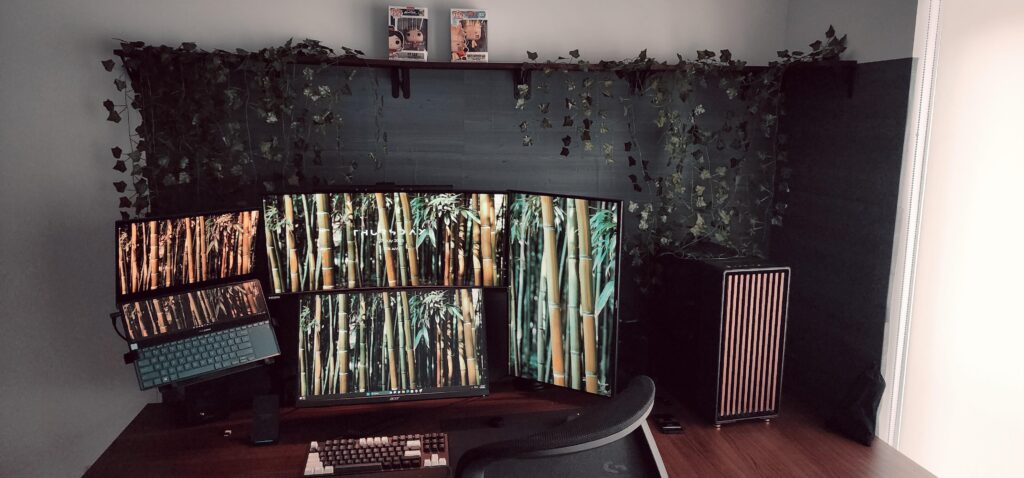Cozy battlestation 85% complete. Waiting for decor and artwork to come.