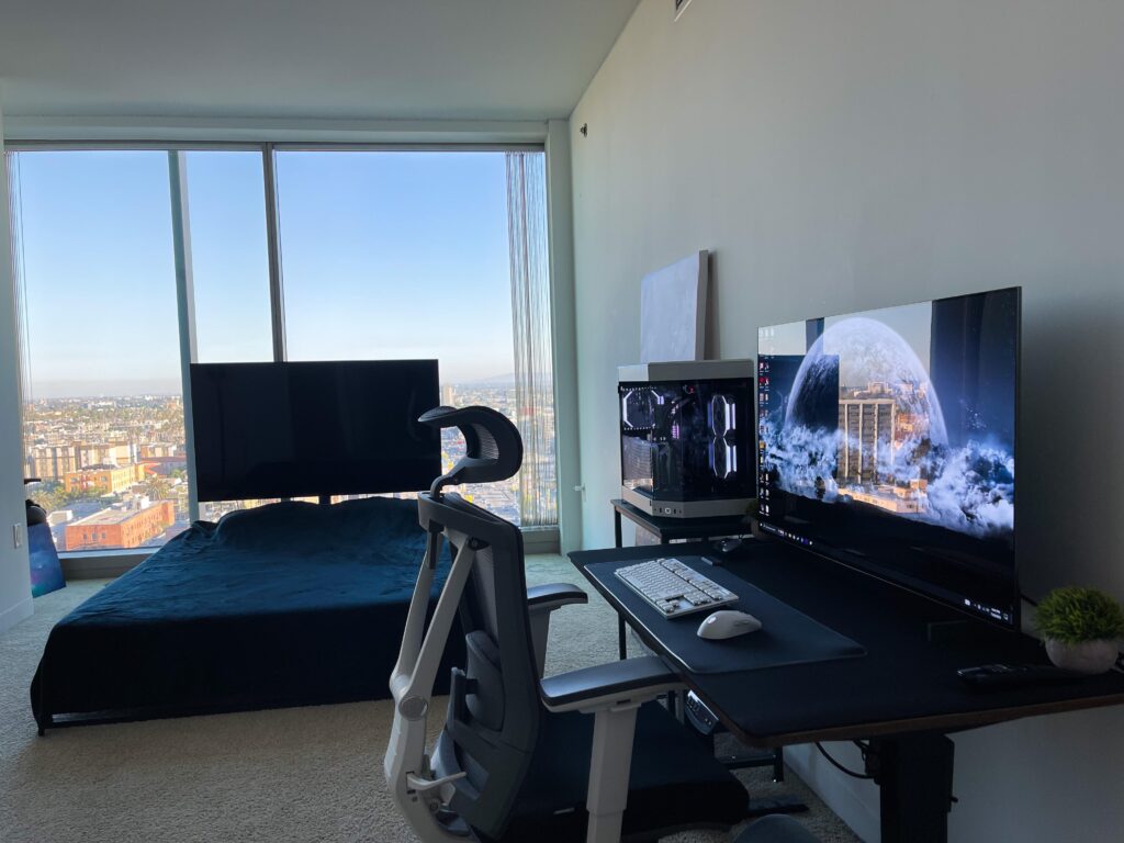 Picked up a C2 OLED 42" Its nuts coming from a IPS 27"