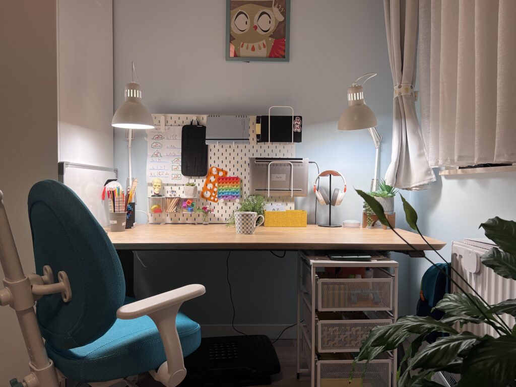 My 7yo kid's brand new battlestation. Gotta start 'em young! ;)