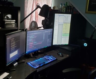 Who said I couldn't use a 17 year old monitor on the side? (7800x, 32gb ram, 3tb storage)