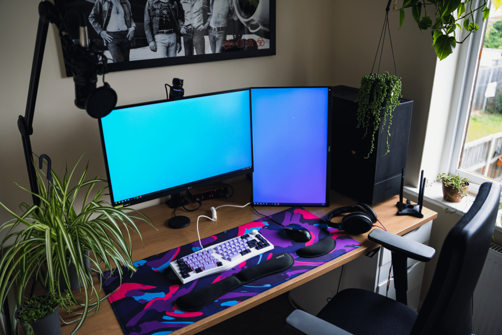 Some battlestation updates! I upgraded my crappy webcam to the new ObsBot Tiny 2 webcam, never had a dedicated webcam before! Also added some newly propogated string plants and my big spider plant, this room gets nice light!