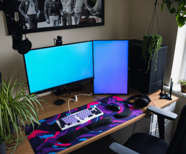 Some battlestation updates! I upgraded my crappy webcam to the new ObsBot Tiny 2 webcam, never had a dedicated webcam before! Also added some newly propogated string plants and my big spider plant, this room gets nice light!