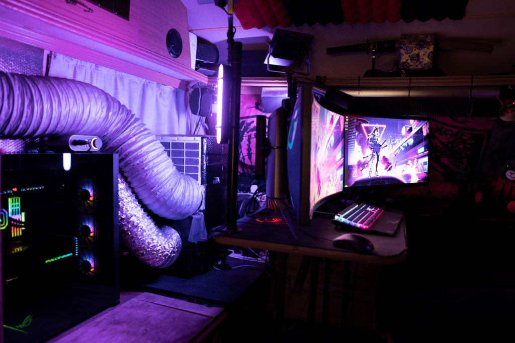 Caravan Battle-station. Living my best cyberpunk outlaw life.