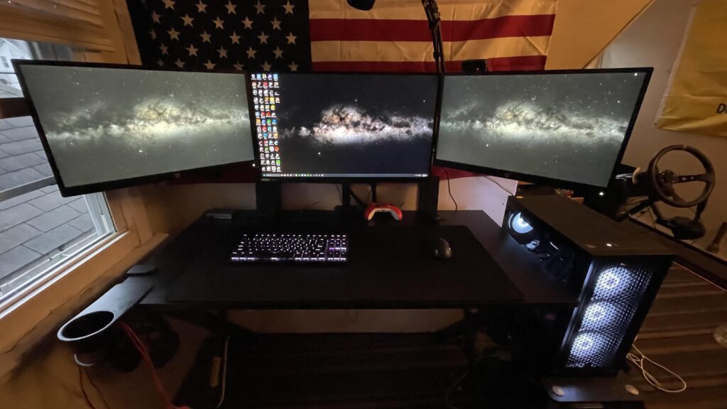 27” 1440p middle and two 1080p 21” monitors gaming setup.