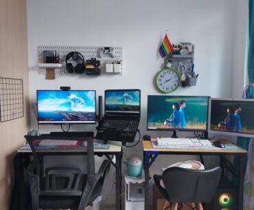 Hers and hers 🏳️‍🌈 I did my best with the cables... Haven't converted my gf yet into a mech keeb enthusiast 😅