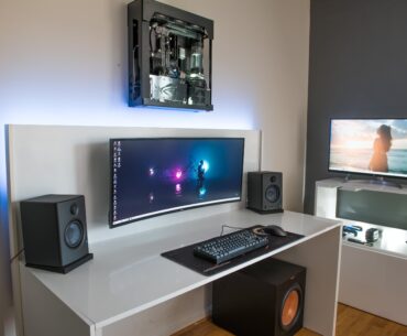 Light gaming and productivity setup with 38" and 32" monitors
