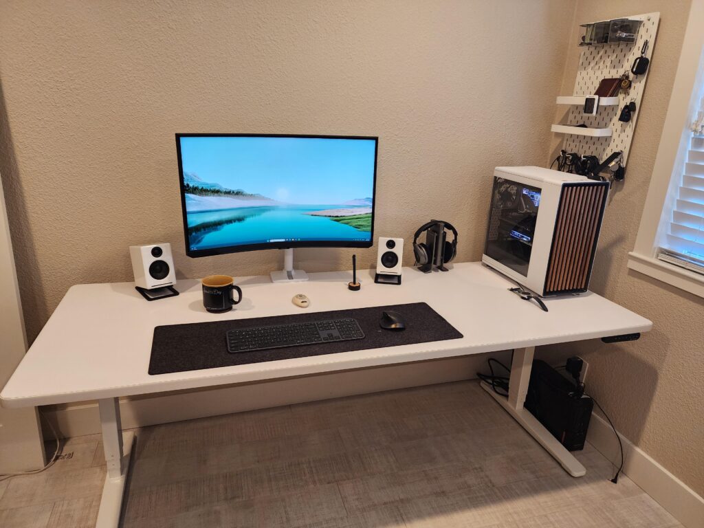 Remodeled my battlestation. Looks bare I know