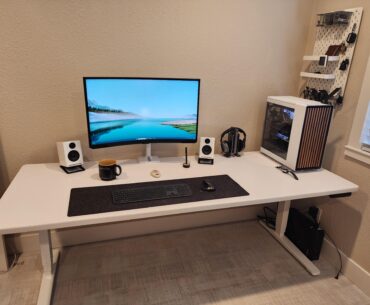 Remodeled my battlestation. Looks bare I know