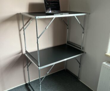 Minimalistic standing desk