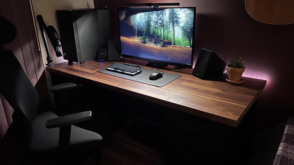 My station for an evening Valheim sesh.