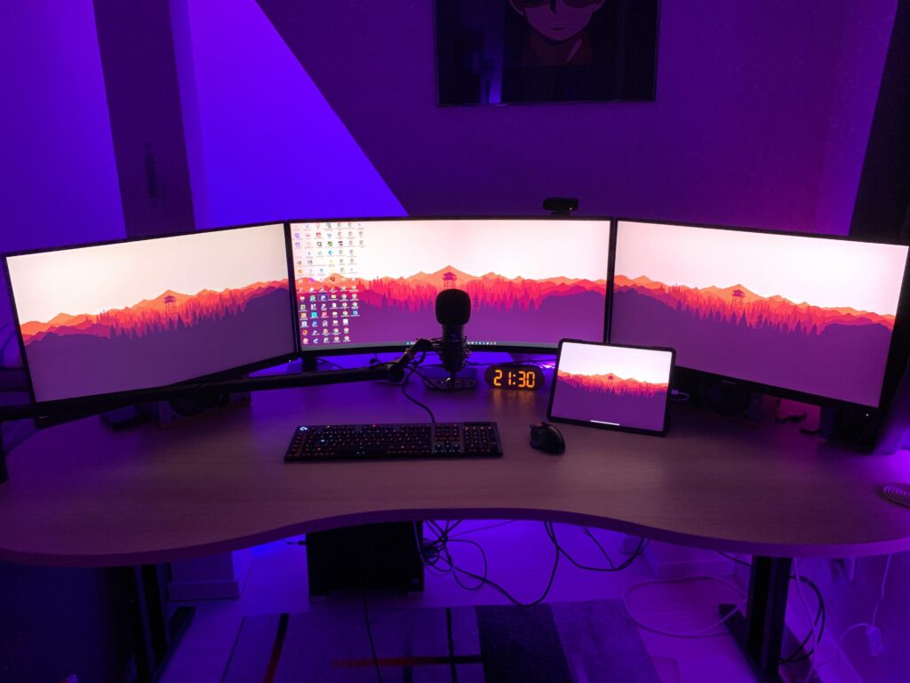 34" Ultrawide with 2x 27" Monitors and iPad Pro 12.9"