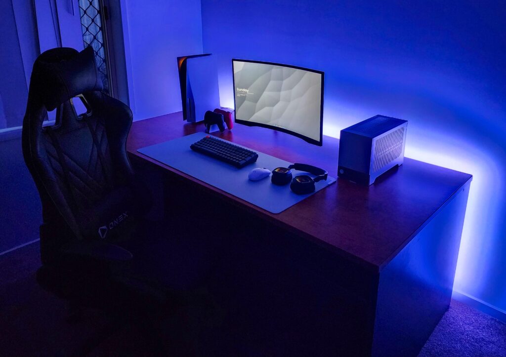 Attempting a minimal look. I'll likely get another monitor down the track.