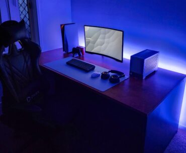 Attempting a minimal look. I'll likely get another monitor down the track.