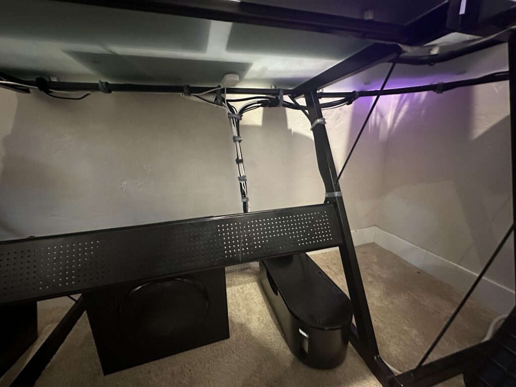So this is what 3 hours of cable management looks like 👍 Not great :/