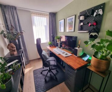 Bought my first house late last year, dedicated the smallest bedroom to my battlestation! I love it here.